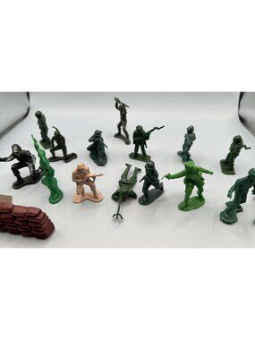 Green Plastic Army Men Rock Wall Toy Figures